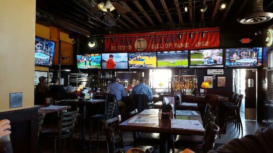 Winking Lizard Tavern